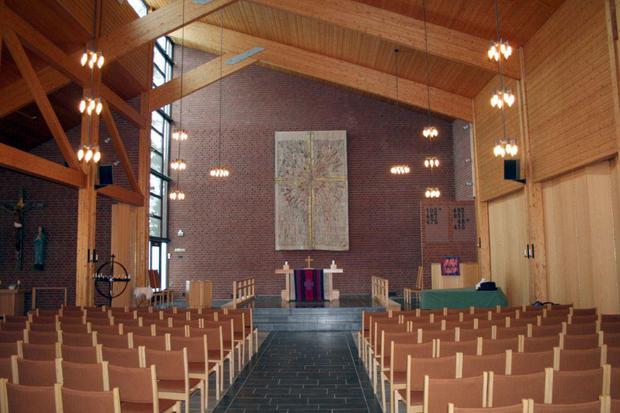 Langhus kirke innvendig. Foto.