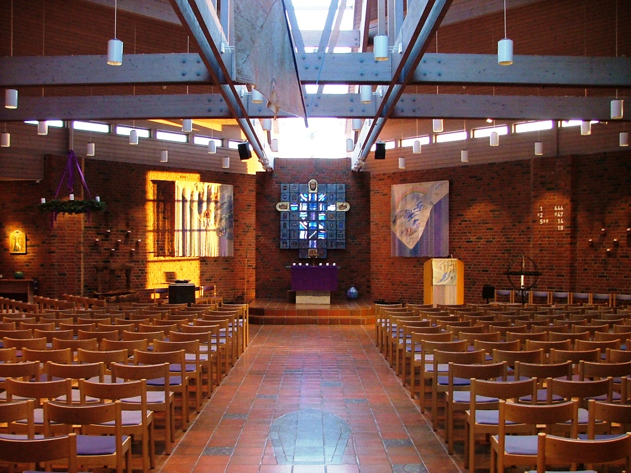 Ski nye kirke innvendig. Foto.